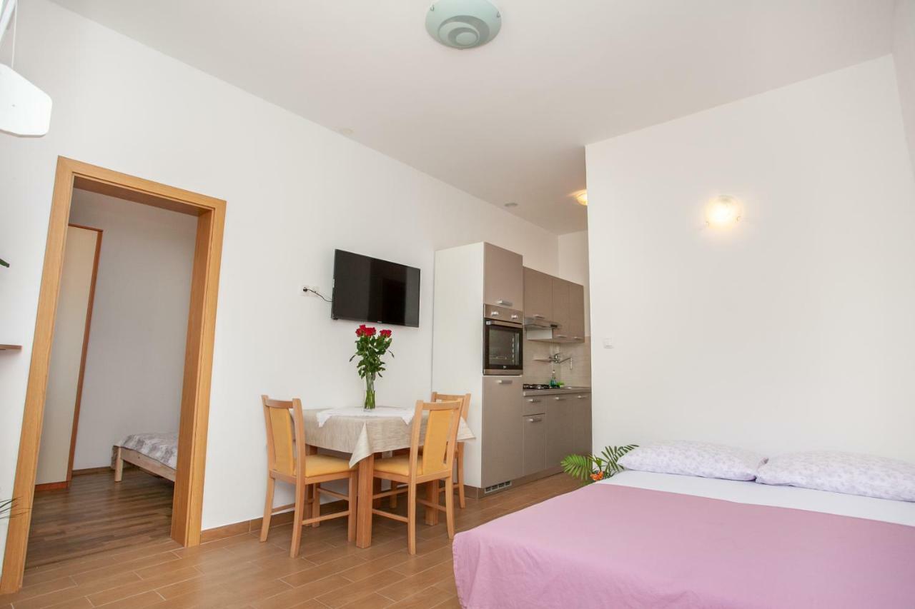 Ap Punta Next To Sandy Beach, Apartment With Garden Omiš Exterior foto
