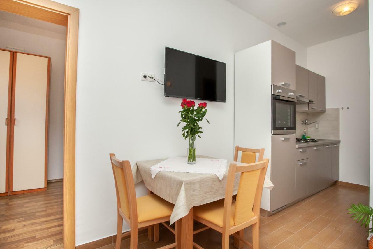 Ap Punta Next To Sandy Beach, Apartment With Garden Omiš Exterior foto