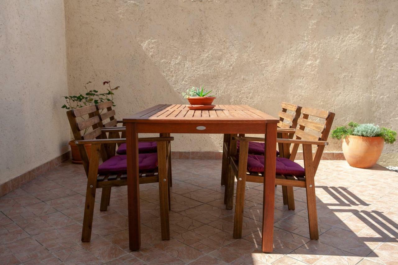 Ap Punta Next To Sandy Beach, Apartment With Garden Omiš Exterior foto