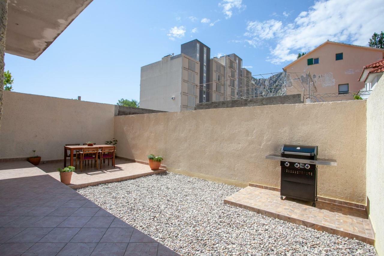 Ap Punta Next To Sandy Beach, Apartment With Garden Omiš Exterior foto